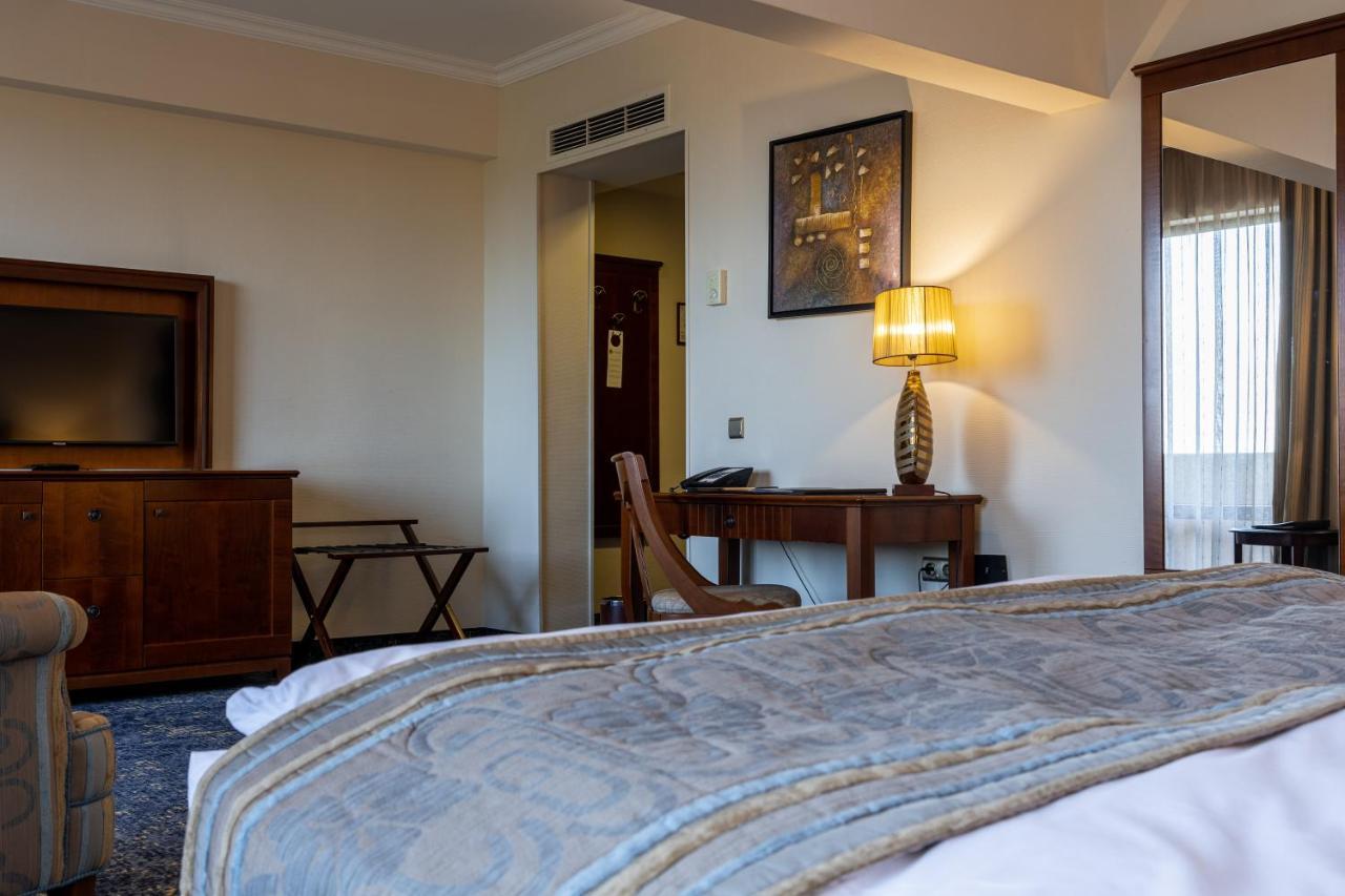 Primoretz Grand Hotel & Spa Burgas Extérieur photo A room at the hotel