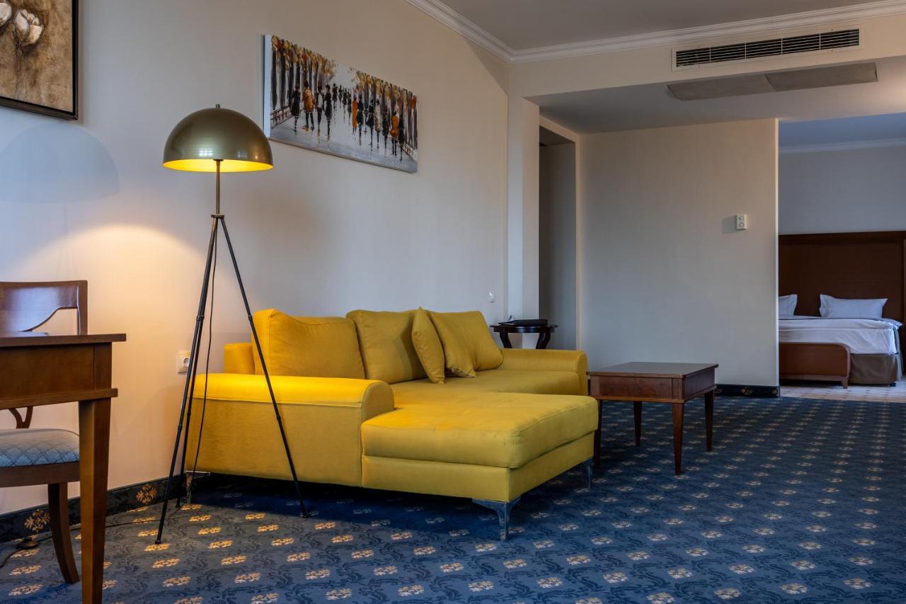 Primoretz Grand Hotel & Spa Burgas Extérieur photo A suite at the hotel
